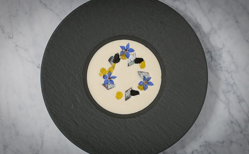 Ajoblanco con sardina ahumada y mermelada de aove