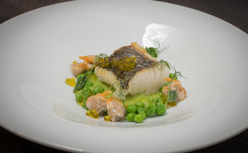 Merluza con guisantes, berberechos y caviar de AOVE